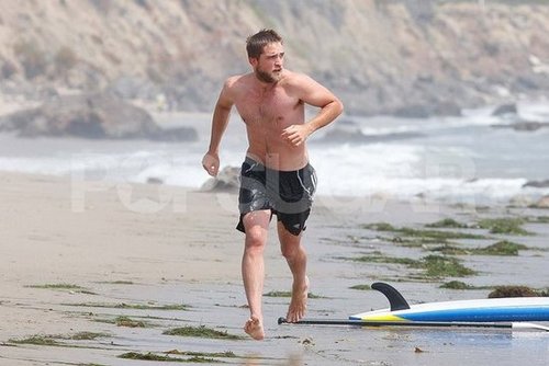 Robert Pattinson went running shirtless on the beach.
Robert Pattinson went running shirtless on the beach.