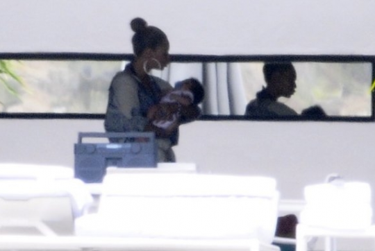 Beyonce bonds with Blue Ivy in St. Barts!