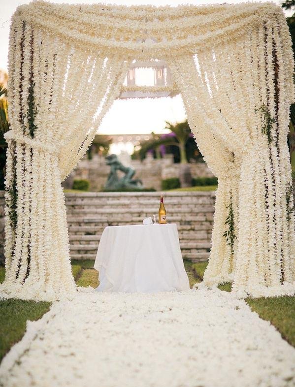 How elegant are these draping floral curtains? Go all out with fresh blooms, or try to DIY with fake flowers.
Photo by James Christianson via Style Me Pretty
How elegant are these draping floral curtains? Go all out with fresh blooms, or try to DIY with fake flowers.
Photo by James Christianson via Style Me Pretty