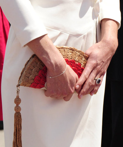 How cool is her woven fan-shaped Anya Hindmarch clutch?
How cool is her woven fan-shaped Anya Hindmarch clutch?