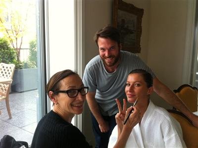 Gisele Bundchen shared photos of her pre-Met Gala routine.
Source: Twitter User GiseleOfficial
Gisele Bundchen shared photos of her pre-Met Gala routine.
Source: Twitter User GiseleOfficial