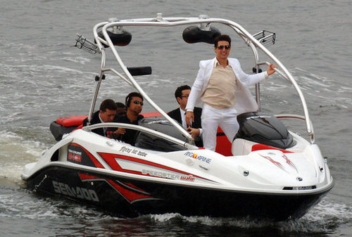 Tom Cruise took a boat right up to the Mission: Impossible III Tokyo premiere in June 2006.
Tom Cruise took a boat right up to the Mission: Impossible III Tokyo premiere in June 2006.