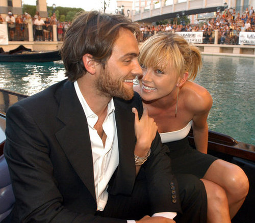 In June 2003, Charlize Theron and Stuart Townsend took a gondola to the Vegas premiere of The League of Extraordinary Gentlemen.
In June 2003, Charlize Theron and Stuart Townsend took a gondola to the Vegas premiere of The League of Extraordinary Gentlemen.