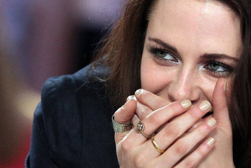 Kristen Stewart wore rings.
Kristen Stewart wore rings.