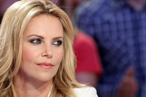 Charlize Theron was interviewed on Le Grand Journal.
Charlize Theron was interviewed on Le Grand Journal.