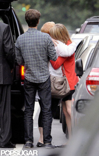 Emma Stone shared a hug with her mom accompanied by Andrew Garfield in NYC.
Emma Stone shared a hug with her mom accompanied by Andrew Garfield in NYC.
