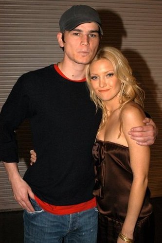 Josh Hartnett and Kate Hudson smiled together while hanging out backstage at the 2003 awards.
Josh Hartnett and Kate Hudson smiled together while hanging out backstage at the 2003 awards.