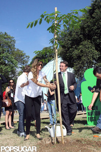 Gisele Bundchen Goes Baggy For Her Environmental Trip to Brazil Gisele Bundchen Goes Baggy For Her Environmental Trip to Brazil