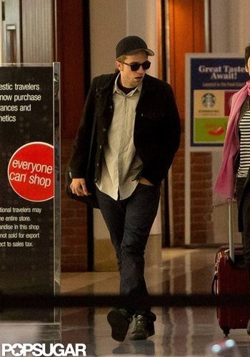 Robert Pattinson landed at LAX.
Robert Pattinson landed at LAX.