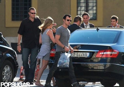 Jennifer Aniston and Justin Theroux Take Their Eurotrip to Rome! Jennifer Aniston and Justin Theroux Take Their Eurotrip to Rome!