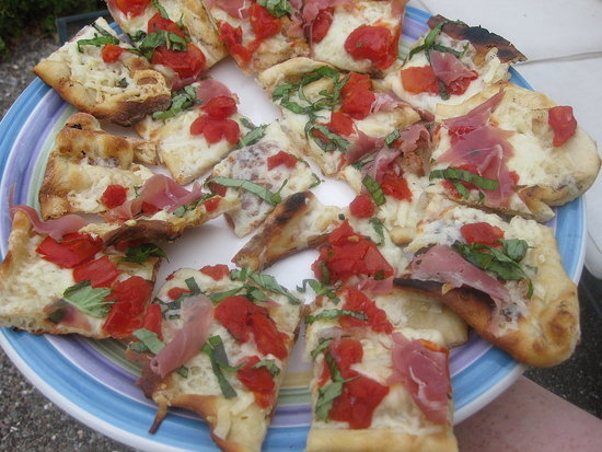 Grilled Fontina and Prosciutto Pizza Grilled Fontina and Prosciutto Pizza