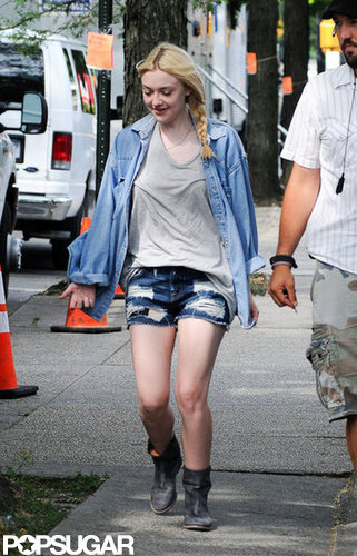 Dakota Fanning and Elizabeth Olsen Get to Set With Demi Moore Dakota Fanning and Elizabeth Olsen Get to Set With Demi Moore