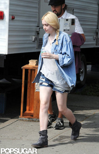 Dakota Fanning and Elizabeth Olsen Get to Set With Demi Moore Dakota Fanning and Elizabeth Olsen Get to Set With Demi Moore