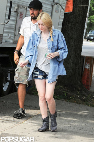 Dakota Fanning and Elizabeth Olsen Get to Set With Demi Moore Dakota Fanning and Elizabeth Olsen Get to Set With Demi Moore