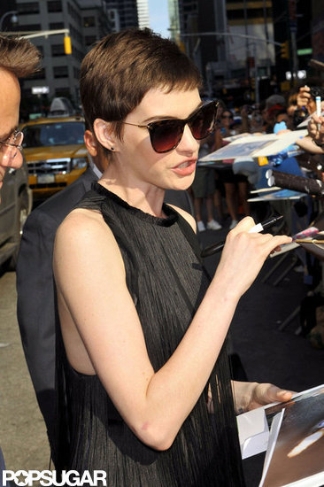 Anne Hathaway greeted fans.
Anne Hathaway greeted fans.