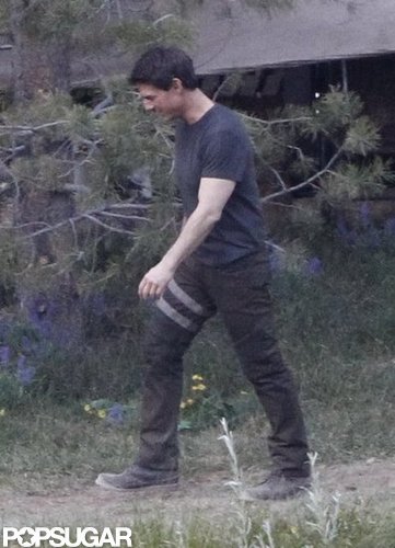 Tom Cruise smiled as he walked on the set of Oblivion in CA.
Tom Cruise smiled as he walked on the set of Oblivion in CA.