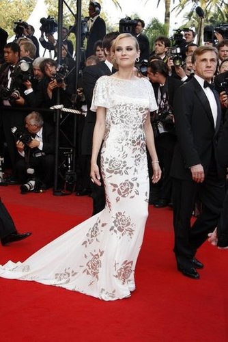 Diane stunned at the 2009 Inglourious Basterds premiere in an ivory silk chiffon cowl-back Marchesa dress with silver hand-embroidered detail.
Diane stunned at the 2009 Inglourious Basterds premiere in an ivory silk chiffon cowl-back Marchesa dress with silver hand-embroidered detail.