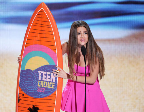 Robert, Kristen, and Selena's Birthday: Teen Choice Awards Highlights! Robert, Kristen, and Selena's Birthday: Teen Choice Awards Highlights!