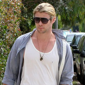 Chris Hemsworth Out For Breakfast in LA | Pictures