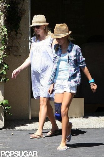 Reese Witherspoon Kicks Off the Weekend at a Salon With Ava Reese Witherspoon Kicks Off the Weekend at a Salon With Ava