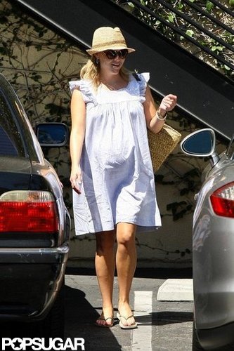 Reese Witherspoon Kicks Off the Weekend at a Salon With Ava Reese Witherspoon Kicks Off the Weekend at a Salon With Ava