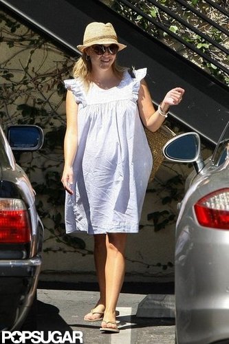 Pregnant Reese Witherspoon wore a white dress.
Pregnant Reese Witherspoon wore a white dress.