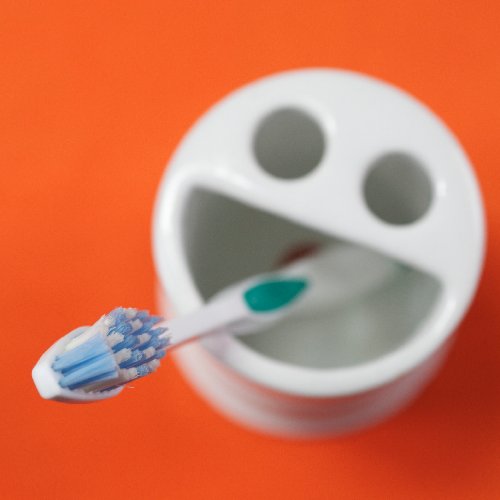 10 Beauty Uses For a Toothbrush