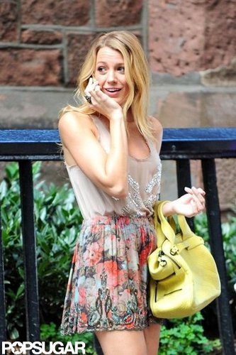 Blake Lively Shows Lots of Leg on the Set of Gossip Girl Blake Lively Shows Lots of Leg on the Set of Gossip Girl