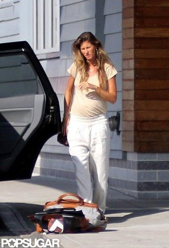 Pregnant Gisele Bundchen Packs Up With Jack and Ben Pregnant Gisele Bundchen Packs Up With Jack and Ben