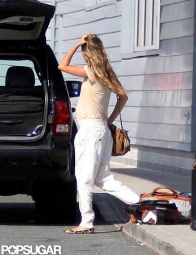Pregnant Gisele Bundchen Packs Up With Jack and Ben Pregnant Gisele Bundchen Packs Up With Jack and Ben