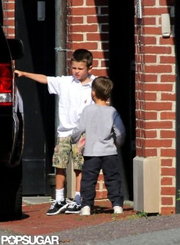 Pregnant Gisele Bundchen Packs Up With Jack and Ben Pregnant Gisele Bundchen Packs Up With Jack and Ben