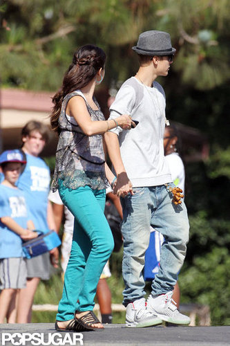 Selena Gomez Links Up With Boyfriend Justin Bieber on Her New Set Selena Gomez Links Up With Boyfriend Justin Bieber on Her New Set