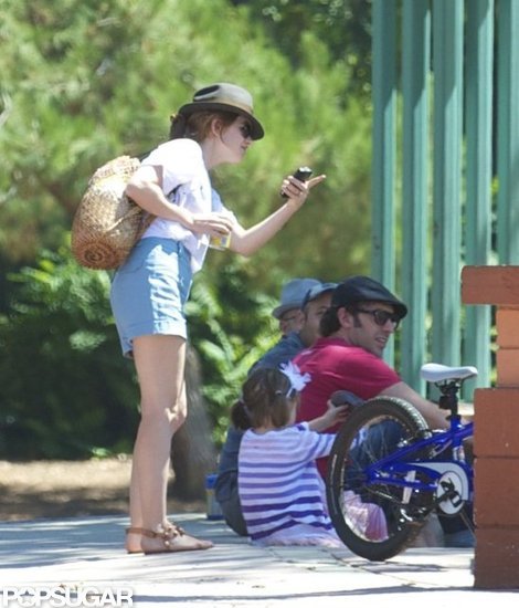 Isla Fisher talked with husband Sacha Baron Cohen and their oldest daughter, Olive Cohen.
Isla Fisher talked with husband Sacha Baron Cohen and their oldest daughter, Olive Cohen.