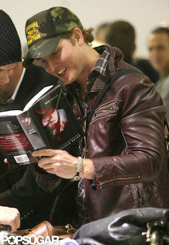 Peter Facinelli brushed up on his source material by perusing New Moon at LAX in April 2009.
Peter Facinelli brushed up on his source material by perusing New Moon at LAX in April 2009.
