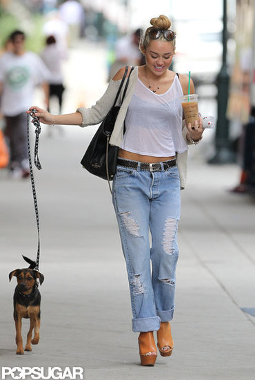 Miley Cyrus walked with her dog, Happy, in Philadelphia.
Miley Cyrus walked with her dog, Happy, in Philadelphia.