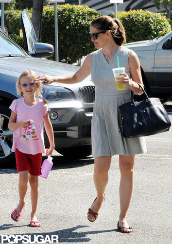 Jennifer Garner Gets Smiley With Violet at Gymnastics Jennifer Garner Gets Smiley With Violet at Gymnastics