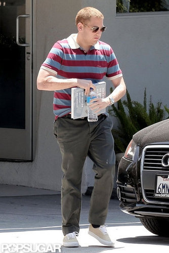 Jonah Hill toted the art book Hans Arp: Die Natur Der Dinge while in LA in July 2011.
Jonah Hill toted the art book Hans Arp: Die Natur Der Dinge while in LA in July 2011.