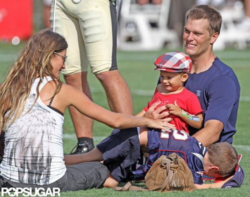 Tom and Pregnant Gisele Kiss and Cuddle With Jack and Ben! Tom and Pregnant Gisele Kiss and Cuddle With Jack and Ben!
