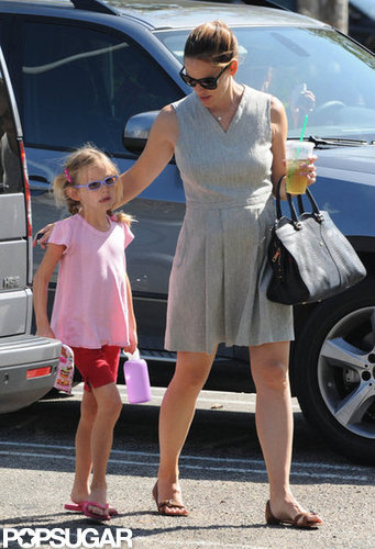Jennifer Garner Gets Smiley With Violet at Gymnastics Jennifer Garner Gets Smiley With Violet at Gymnastics