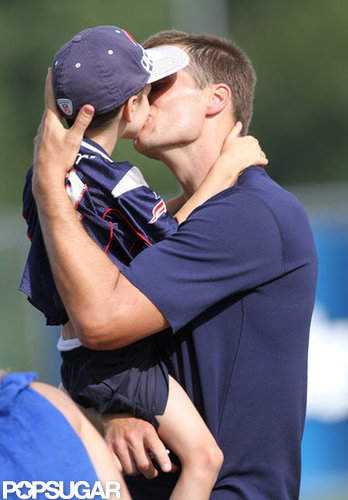 Tom and Pregnant Gisele Kiss and Cuddle With Jack and Ben! Tom and Pregnant Gisele Kiss and Cuddle With Jack and Ben!