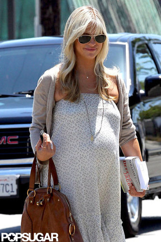 Sarah Michelle Gellar left the salon.
Sarah Michelle Gellar left the salon.