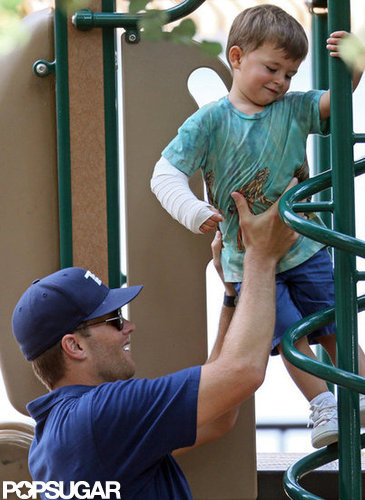 Tom Brady gave Benjamin a lift.
Tom Brady gave Benjamin a lift.