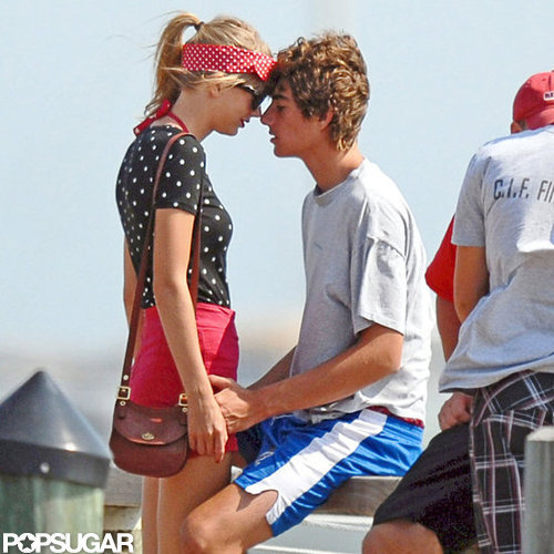 Taylor Swift and her boyfriend showed PDA.
Taylor Swift and her boyfriend showed PDA.