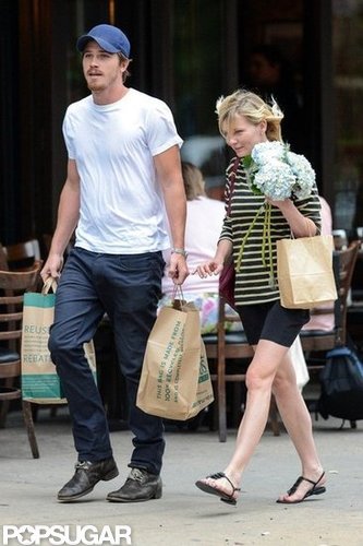 Kirsten Dunst and Garrett Hedlund walked out of Whole Foods with grocery bags.
Kirsten Dunst and Garrett Hedlund walked out of Whole Foods with grocery bags.