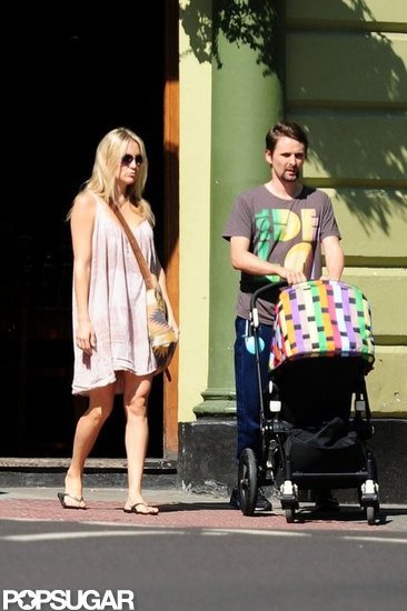 Kate Hudson wore Ipanema flip-flops during a day out. Kate Hudson wore Ipanema flip-flops during a day out.
