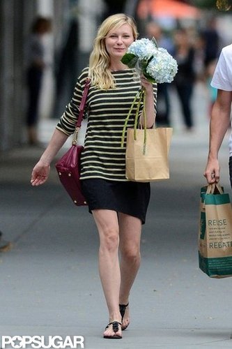 Kirsten Dunst bought flowers in NYC.
Kirsten Dunst bought flowers in NYC.