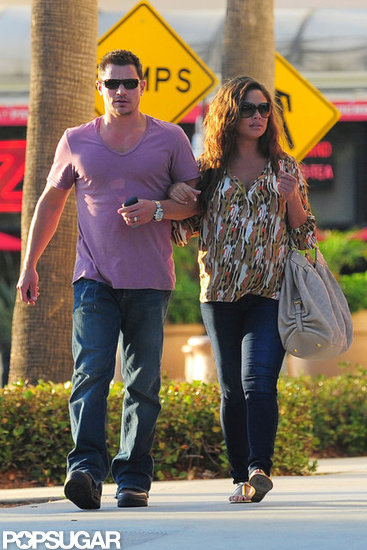 Pregnant Vanessa Minnillo held onto Nick Lachey's arm.
Pregnant Vanessa Minnillo held onto Nick Lachey's arm.