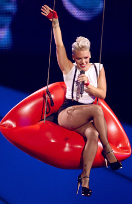 Pink Coming To Australia, Cobie Smulders Gets Married, Miley Cyrus' Stalker & More