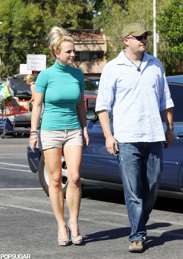 Britney-Spears-showed-off-her-toned-legs