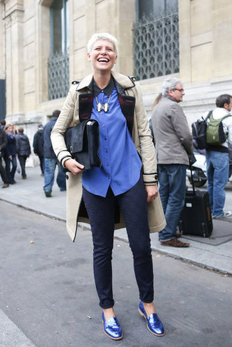 Blue metallic brogues that picked up the blues in her blouse — how cool is that?
Blue metallic brogues that picked up the blues in her blouse — how cool is that?